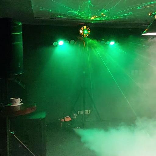 Lichtanlage 4 in Aktion; farbige Laser und Lichter, Nebel, Partyfeeling; zu mieten bei VEITLIGHT® in Berlin Lichtenberg