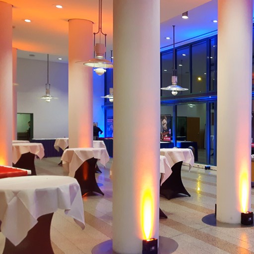 Akku Floorspots - LED Scheinwerfer beleuchten hohe Foyersäulen in gelb / orange von unten, sehr dekorativ, zu mieten bei VEITLIGHT® in Berlin Lichtenberg