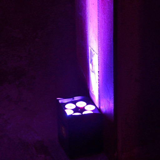 Akku Floorspot - LED Scheinwerfer beleuchtet Wand lila, sehr dekorativ, zu mieten bei VEITLIGHT® in Berlin Lichtenberg