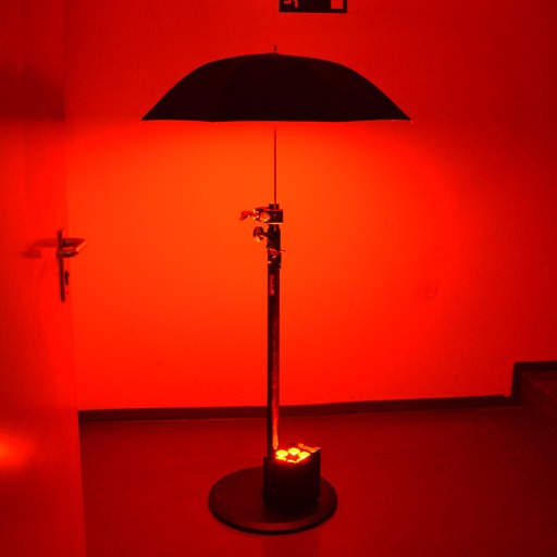 Akku Floorspot - LED Scheinwerfer Ambientebeleuchtung mit Reflektor, rot, sehr dekorativ, zu mieten bei VEITLIGHT® in Berlin Lichtenberg