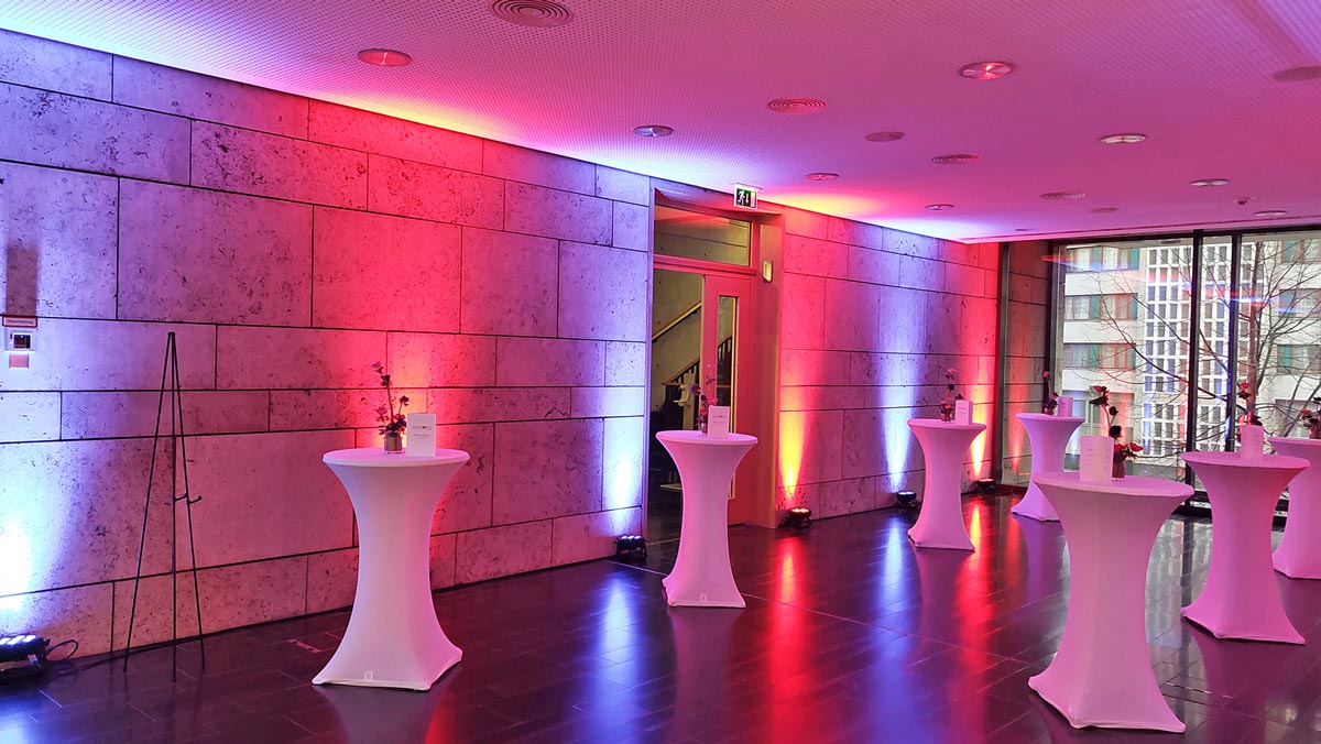 LED Scheinwerfer beleuchten Foyerwand in verschiedenen Farben; sehr dekorativ, zu mieten bei VEITLIGHT® in Berlin Lichtenberg