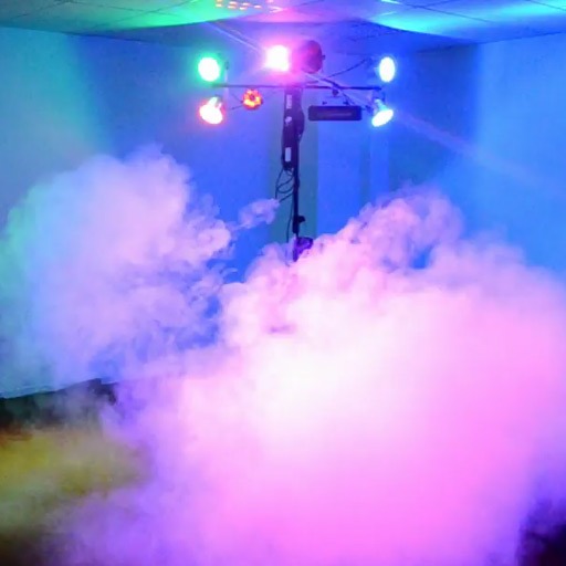 Lichtanlage 1 in Aktion; farbige Lichter, Nebel, Partyfeeling; zu mieten bei VEITLIGHT® in Berlin Lichtenberg