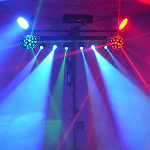 Lichtanlage 2 in Aktion; farbige Strahlen und Lichter, Nebel, Partyfeeling; zu mieten bei VEITLIGHT® in Berlin Lichtenberg