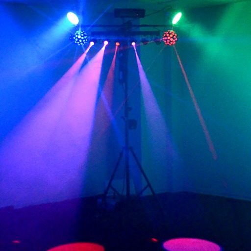 Lichtanlage 2 in Aktion; farbige Strahlen und Lichter, Nebel, Partyfeeling; zu mieten bei VEITLIGHT® in Berlin Lichtenberg