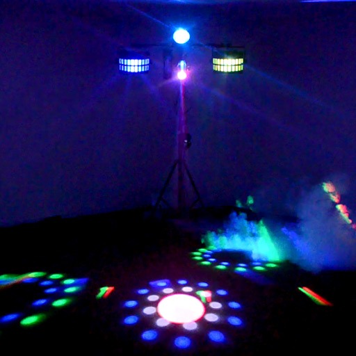 Lichtanlage 3 in Aktion; farbige Strahlen, Projektionen und Lichter, Nebel, Partyfeeling; zu mieten bei VEITLIGHT® in Berlin Lichtenberg