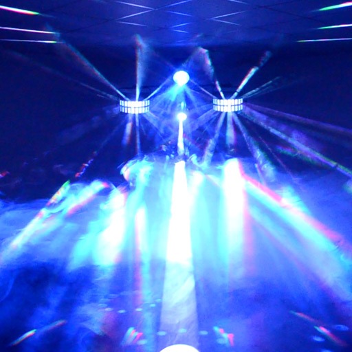 Lichtanlage 3 in Aktion; farbige Strahlen, Projektionen und Lichter, Nebel, Partyfeeling; zu mieten bei VEITLIGHT® in Berlin Lichtenberg