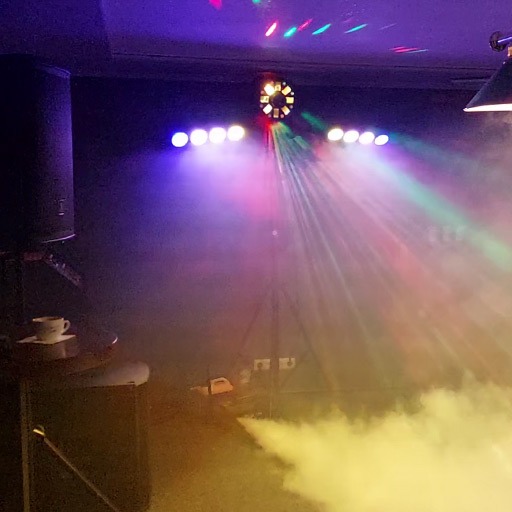 Lichtanlage 4 in Aktion; farbige Laser und Lichter, Nebel, Partyfeeling; zu mieten bei VEITLIGHT® in Berlin Lichtenberg