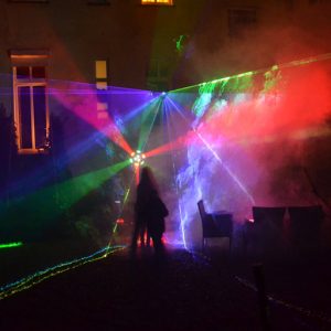 Lichtanlage 5 in Aktion; farbige Laser und Strahlen, Nebel, Partyfeeling; zu mieten bei VEITLIGHT® in Berlin Lichtenberg
