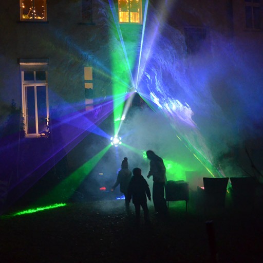 Lichtanlage 5 in Aktion; farbige Laser und Strahlen, Nebel, Partyfeeling; zu mieten bei VEITLIGHT® in Berlin Lichtenberg