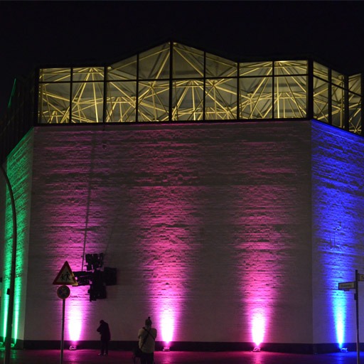 7x3 W RGB LED Floorspot, Fassadenbeleuchtung modernes Kirchengebäude outdoor in grün, pink, blau, sehr dekorativ, zu mieten bei VEITLIGHT® in Berlin Lichtenberg