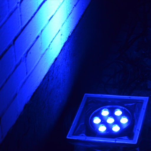 7x3 W RGB LED Floorspot, Gerätansicht groß, strahlt Fassade blau an, sehr dekorativ, zu mieten bei VEITLIGHT® in Berlin Lichtenberg