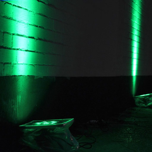 7x3 W RGB LED Floorspot, Nahaufnahme, 2 Spots strahlen Fassade grün an, sehr dekorativ, zu mieten bei VEITLIGHT® in Berlin Lichtenberg