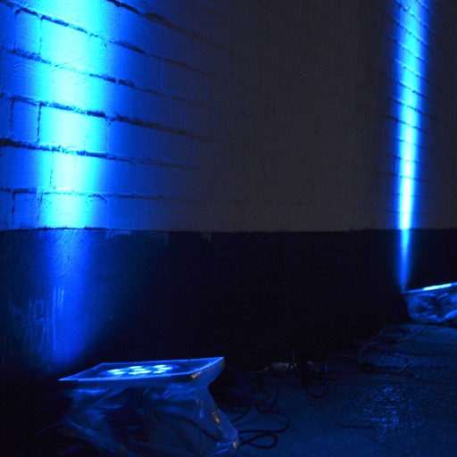 7x3 W RGB LED Floorspot, Nahaufnahme, 2 Spots strahlen Fassade blau an, sehr dekorativ, zu mieten bei VEITLIGHT® in Berlin Lichtenberg