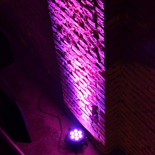 LED Scheinwerfer beleuchtet Fassade lila, uplighting, Nahaufnahme, sehr dekorativ, zu mieten bei VEITLIGHT® in Berlin Lichtenberg