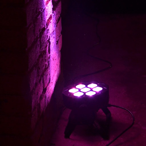 LED Scheinwerfer beleuchtet Fassade lila, uplighting, Großaufnahme, sehr dekorativ, zu mieten bei VEITLIGHT® in Berlin Lichtenberg
