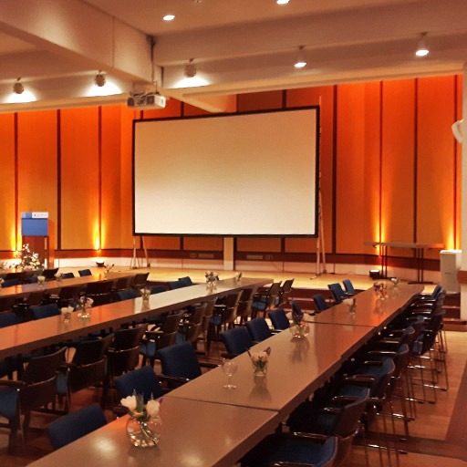 LED Scheinwerfer beleuchten Bühne im BTZ Mehringdamm in orange, indoor, sehr dekorativ, zu mieten bei VEITLIGHT® in Berlin Lichtenberg