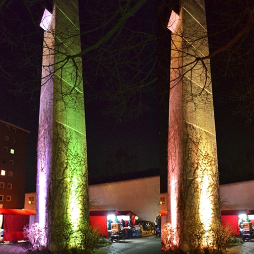 LED Scheinwerfer beleuchten modernen Kirchturm in verschiedenen Farben, outdoor, sehr dekorativ, zu mieten bei VEITLIGHT® in Berlin Lichtenberg