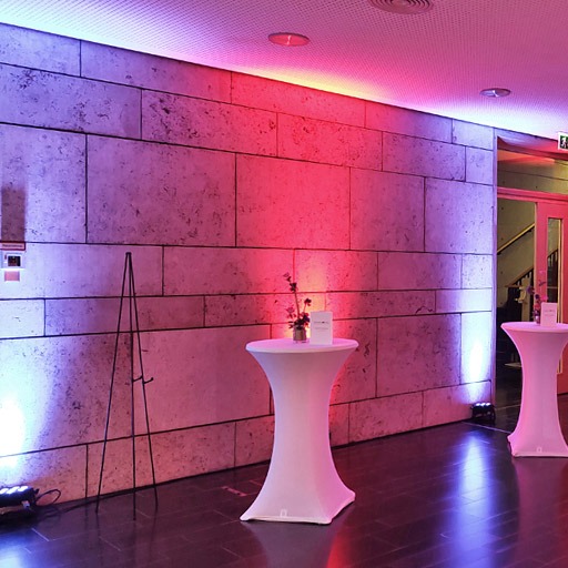 LED Spotlights beleuchten Saalfoyer in der Landesvertretung Thüringen in rot und blau, indoor, sehr dekorativ, zu mieten bei VEITLIGHT® in Berlin Lichtenberg