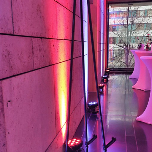 LED Spotlights beleuchten Saalfoyer in der Landesvertretung Thüringen in rot und blau, indoor, sehr dekorativ, zu mieten bei VEITLIGHT® in Berlin Lichtenberg