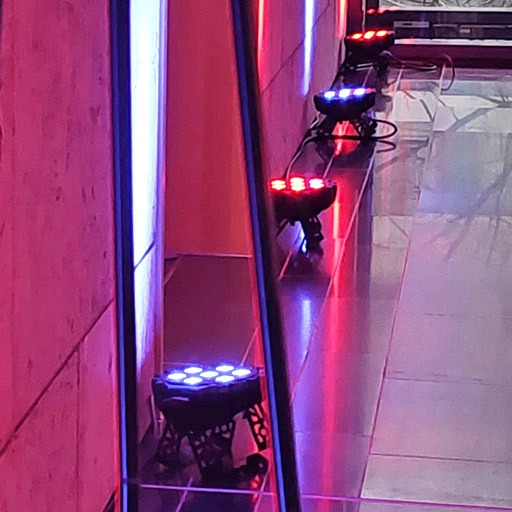 LED Spotlights beleuchten Wand in rot und blau, uplighting, Nahaufnahme, sehr dekorativ, zu mieten bei VEITLIGHT® in Berlin Lichtenberg