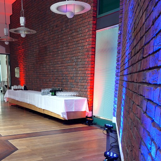 LED Spotlights beleuchten Saal im BTZ Mehringdamm in rot und blau, indoor, sehr dekorativ, zu mieten bei VEITLIGHT® in Berlin Lichtenberg