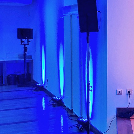 LED Spotlights beleuchten Saalwand im Kunstgewerbemuseum in blau, indoor, sehr dekorativ, zu mieten bei VEITLIGHT® in Berlin Lichtenberg