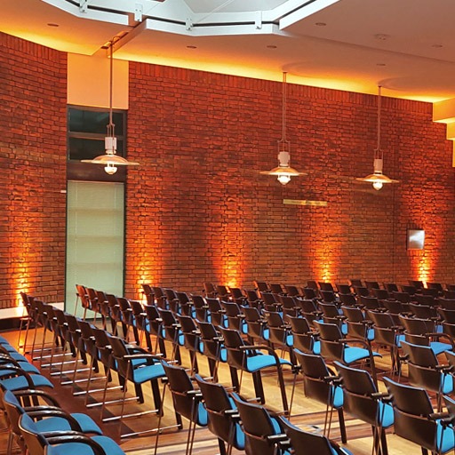 LED Spotlights beleuchten Saal im BTZ Mehringdamm in orange, indoor, sehr dekorativ, zu mieten bei VEITLIGHT® in Berlin Lichtenberg