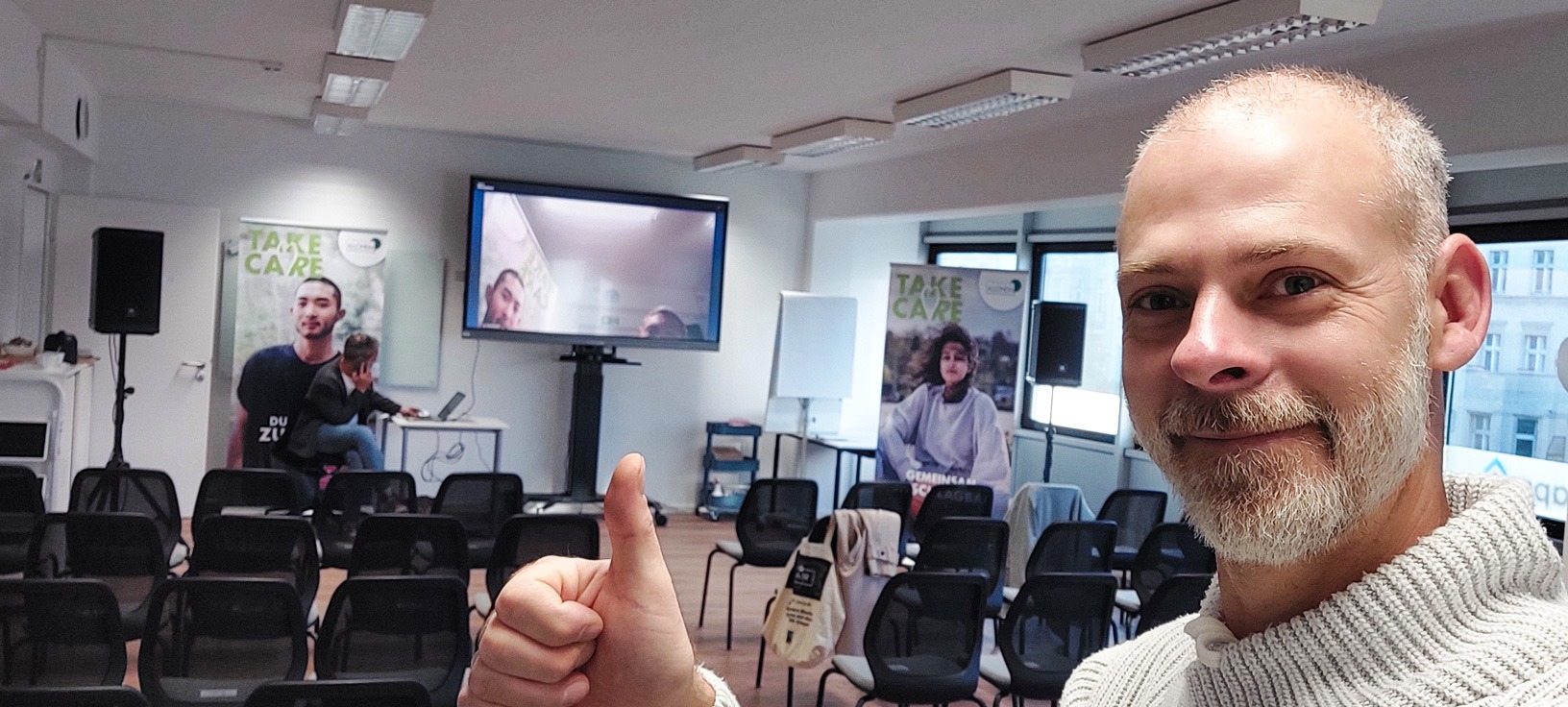 Techniker von VEITLIGHT beim Aufbau von Licht- und Tontechnik für eine Fachveranstaltung in Berlin