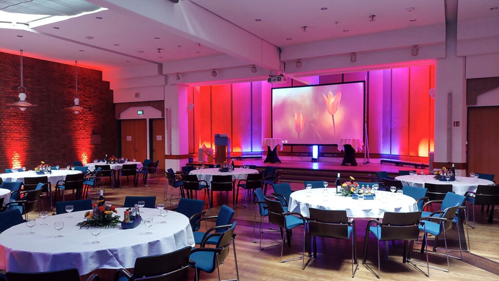 Eventlocation in Berlin mit Ambientebeleuchtung und Präsentationstechnik bei Firmenveranstaltung