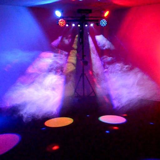 Lichtanlage 2 in Aktion; farbige Strahlen und Lichter, Nebel, Partyfeeling; zu mieten bei VEITLIGHT® in Berlin Lichtenberg