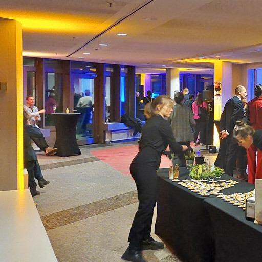 Akku Floorspots - LED Scheinwerfer beleuchten Säulen im Cateringbereich in gelb von unten, sehr dekorativ, zu mieten bei VEITLIGHT® in Berlin Lichtenberg