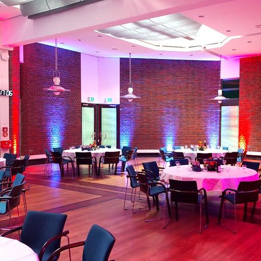LED Spotlights beleuchten Saal im BTZ Mehringdamm in rot und blau, indoor, sehr dekorativ, zu mieten bei VEITLIGHT® in Berlin Lichtenberg