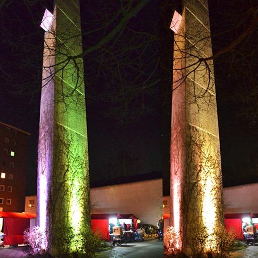 LED Scheinwerfer beleuchten modernen Kirchturm in verschiedenen Farben, outdoor, sehr dekorativ, zu mieten bei VEITLIGHT® in Berlin Lichtenberg