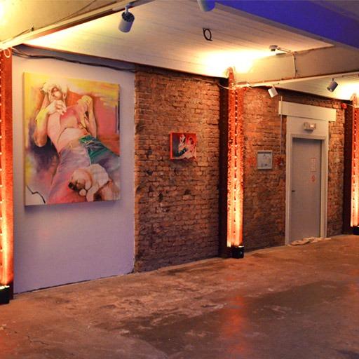 Akku Floorspots - LED Scheinwerfer beleuchten Ziegelsteinwand einer Ausstellungshalle orange, sehr dekorativ, zu mieten bei VEITLIGHT® in Berlin Lichtenberg