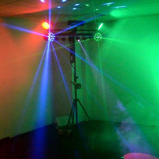 Lichtanlage 2 in Aktion; farbige Strahlen und Lichter, Nebel, Partyfeeling; zu mieten bei VEITLIGHT® in Berlin Lichtenberg